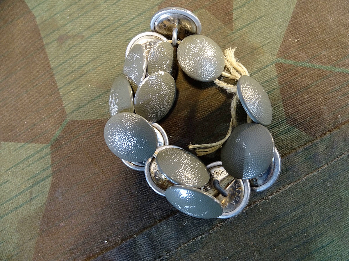 17 Uniformknöpfe Wehrmacht, feldgrau, getragen, hohl, gekörnt, 20 mm, Gebr. W.C.Extra Fein. 