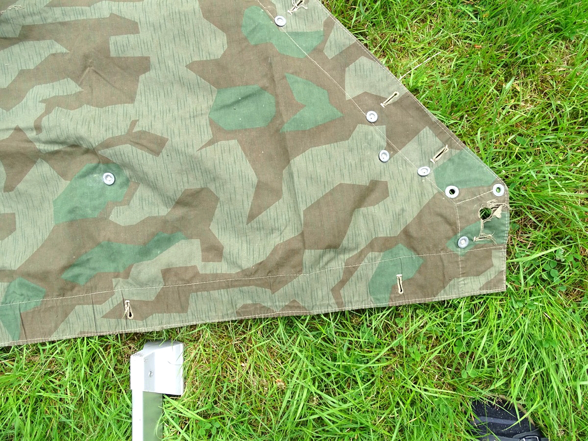 Dreieckszeltbahn Luftwaffe, farbfrisches Tarnmuster, " KG 1 Hindenburg " , 2 Riemen (1) Dreieckszeltbahn Luftwaffe, farbfrisches Tarnmuster, " KG 1 Hindenburg " , 2 Riemen (1)