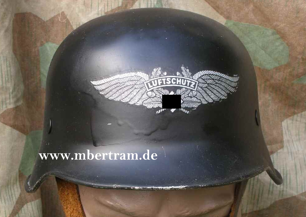 Luftschutzhelm, WH- form, Wappen neu, Innenhelm Original.