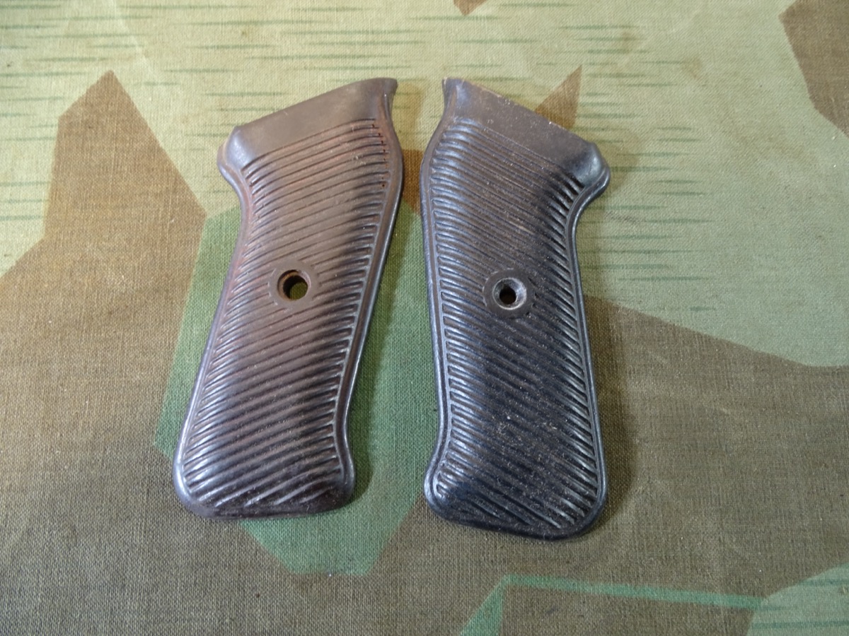 Pärchen Griffschalen für die MP 40, braunes Bakelit. Ohne Schrauben