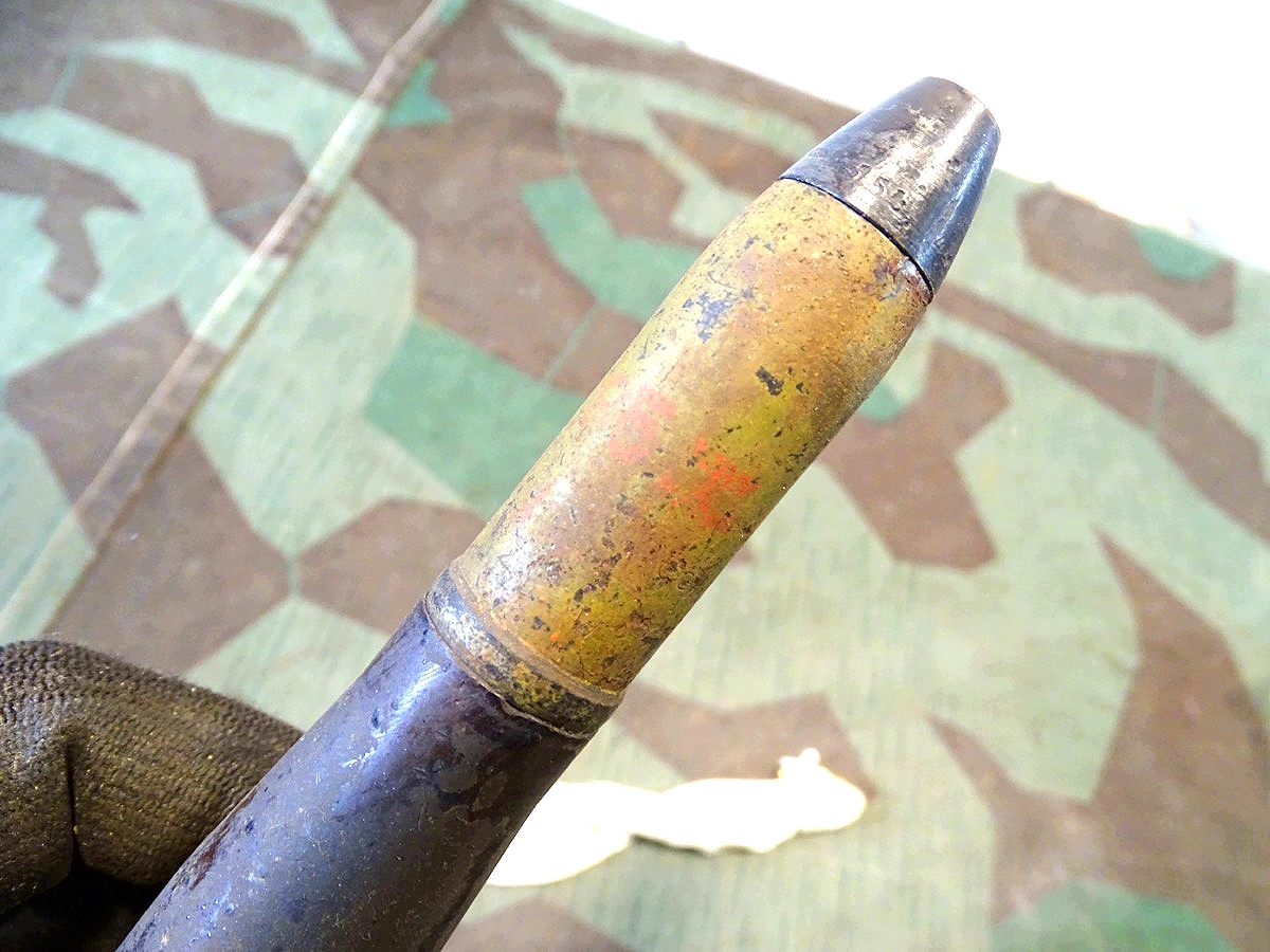 Deko-Patrone 2 cm Flak 38, Stahlhülse, Zünder, Ladungssäckchen , 1945!! viel Farbe und Schrift