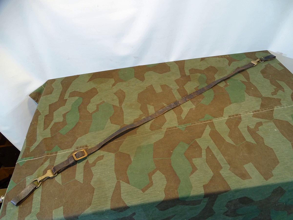 Wehrmacht Schulterriemen DRGM, schwarz, mit 2 Koppellaschen, Assmann.  Wehrmacht Schulterriemen DRGM, schwarz, mit 2 Koppellaschen, Assmann.
