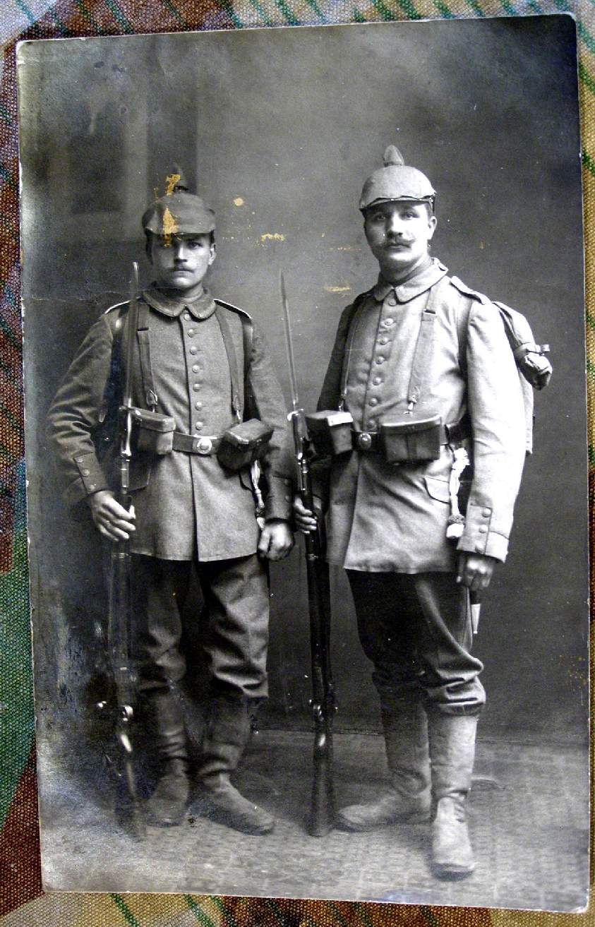2 Soldaten 1.WK feldgrau, Pickelhaub, Marschgep., Gew. 98