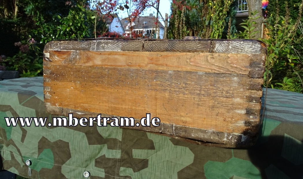 14699-10 Wehrmacht, späte Packkiste für 3 Stck 8,8cm Flak 18 Granaten, 1944/45, ca. 14 Kg ,mit einer Hülse