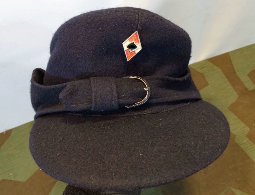 Späte HJ Feldmütze um 1945, mit lackiertem Emblem, neuwertig, ungetragen. 