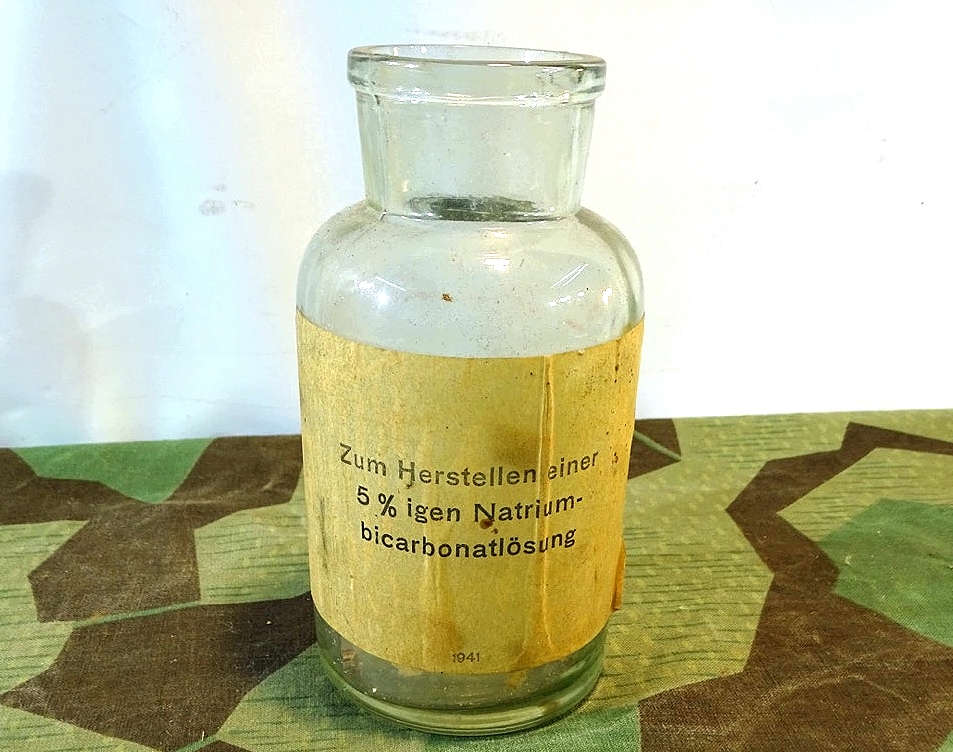Glasflasche zu 500 Gr. zum Herstellen einer 5% Natrium Bicarbonat Lösung, 1941, Hausapotheke / Sanitätsmaterial. 