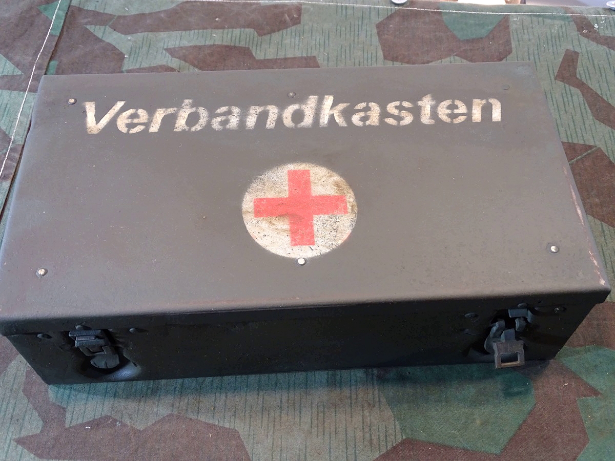 KFZ Verbandkasten Wehrmacht, Blech,  Feldgrau mit Inhaltsangabe, 1940