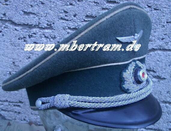 Wehrmacht Schirmmütze für Offiziere Infanterie, ca.1942. Sattelform, komplett mit Adler u. Eichenlau