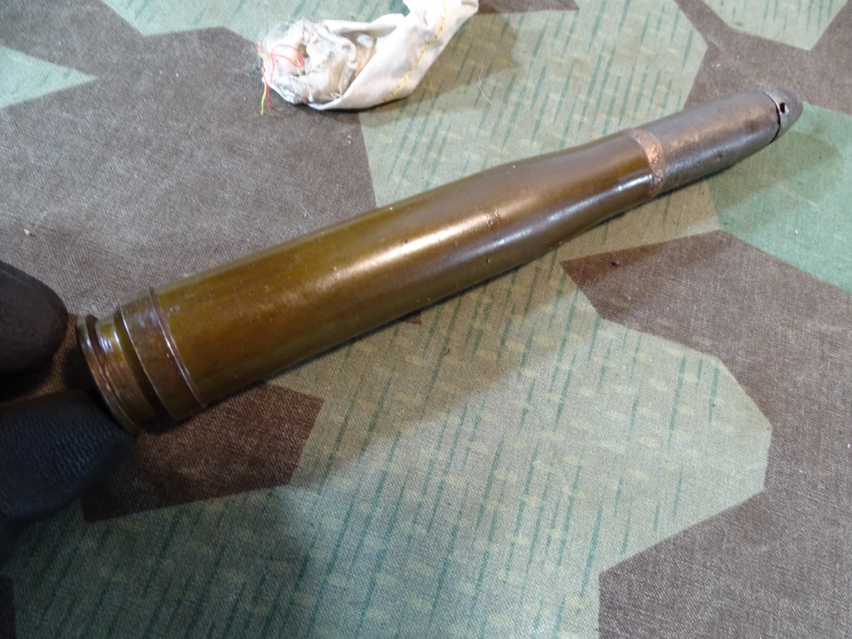 Deko-Patrone 2 cm Flak 38, lackierte Stahlhülse, Eisenzünder, Ladungssäckchen