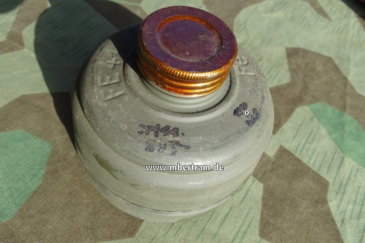 Filter  FE 41 Wehrmacht mit beiden Verschlusskappen, unbenutzt.
