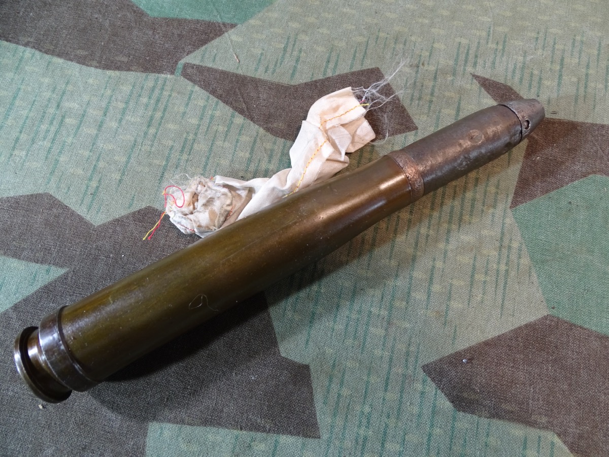 Deko-Patrone 2 cm Flak 38, lackierte Stahlhülse, Eisenzünder, Ladungssäckchen