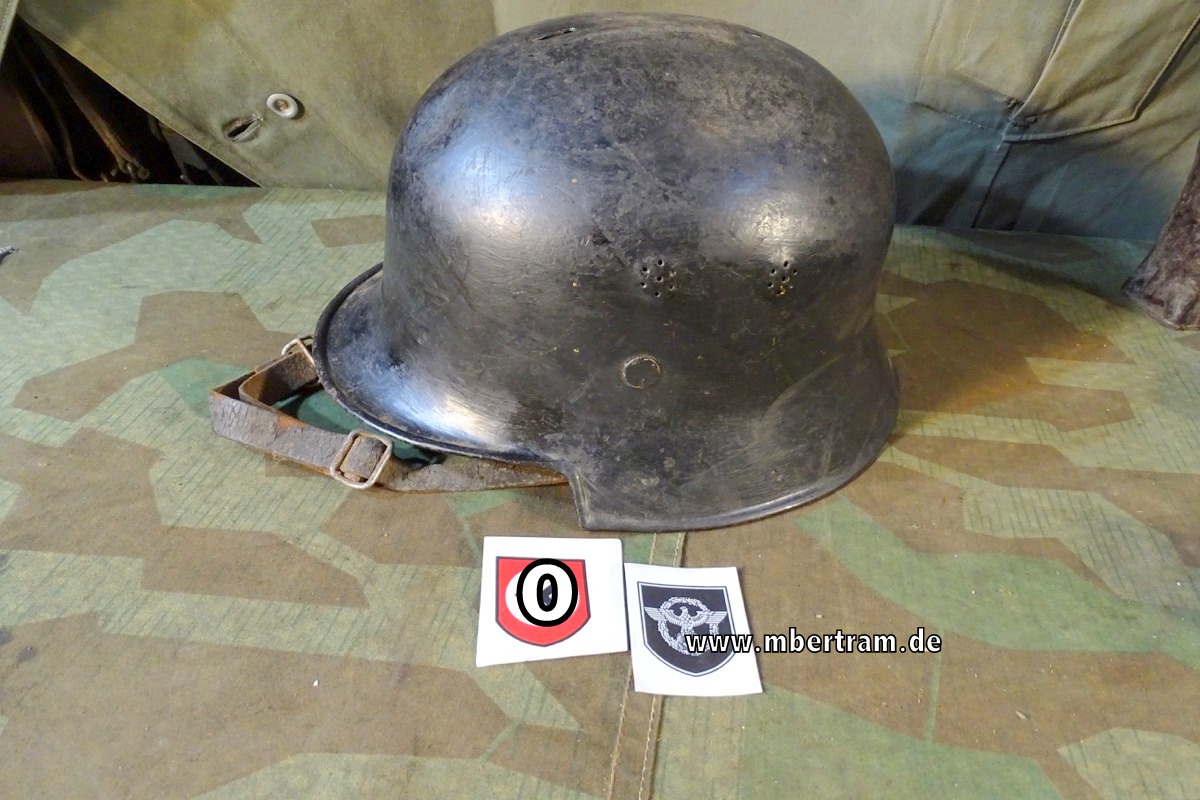2 Weltkriegs Stahlhelm der Feuerlöschpolizei / Feuerwehr mit 2 Kopiewappen