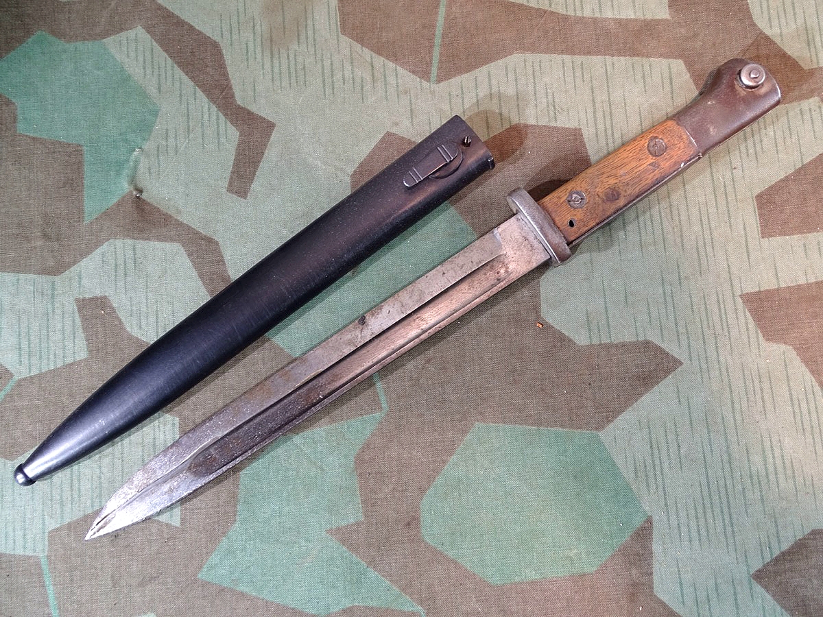1. Weltkriegs Seitengewehr 84/98, Eigentumsstück mit lackierter Stahlscheide