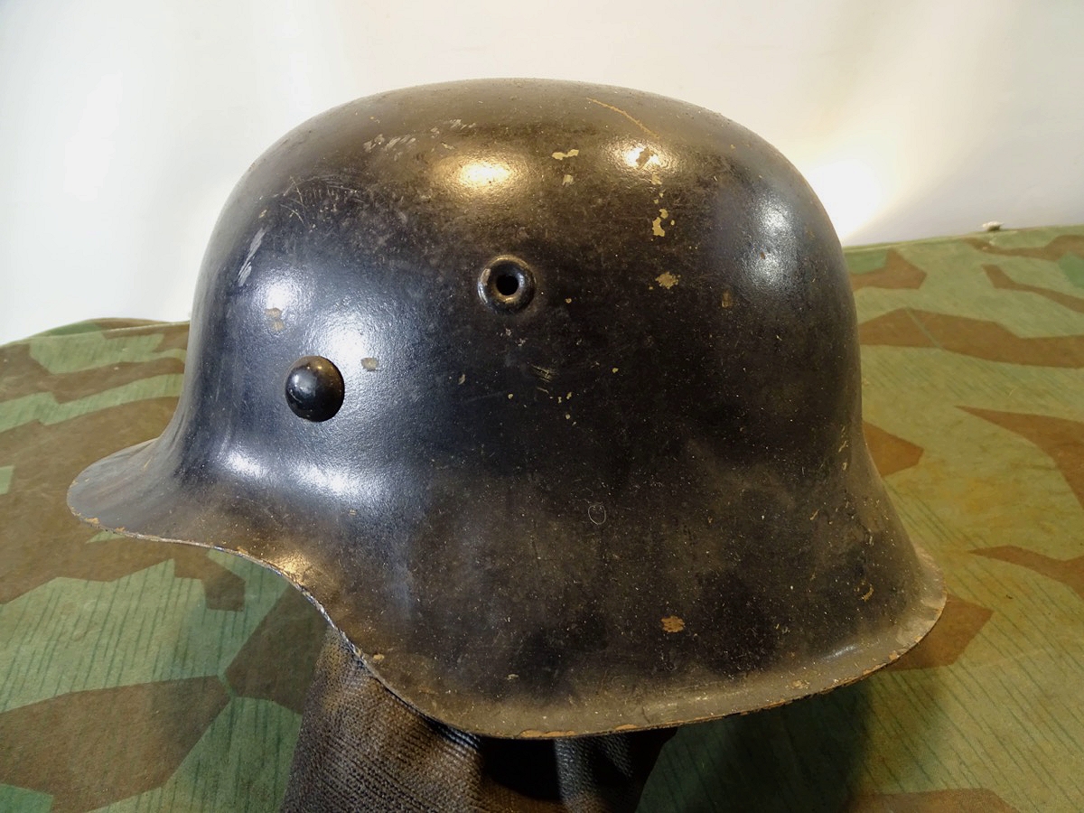 Wehrmachts Stahlhelm M 42 mit sandfarbener Afrikakorps Tarnfarbe unter schwarz.