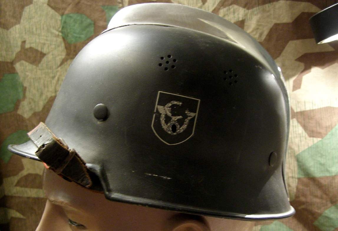 Feuerlöschpolizei Alu Stahlhelm, Alu-Kamm, beide Abzeichen