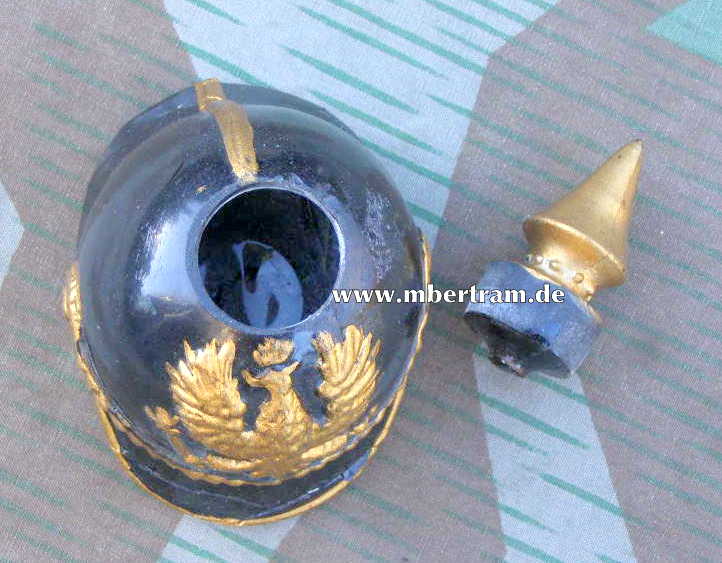 Tintenfässchen in Form einer Pickelhaube um 1916