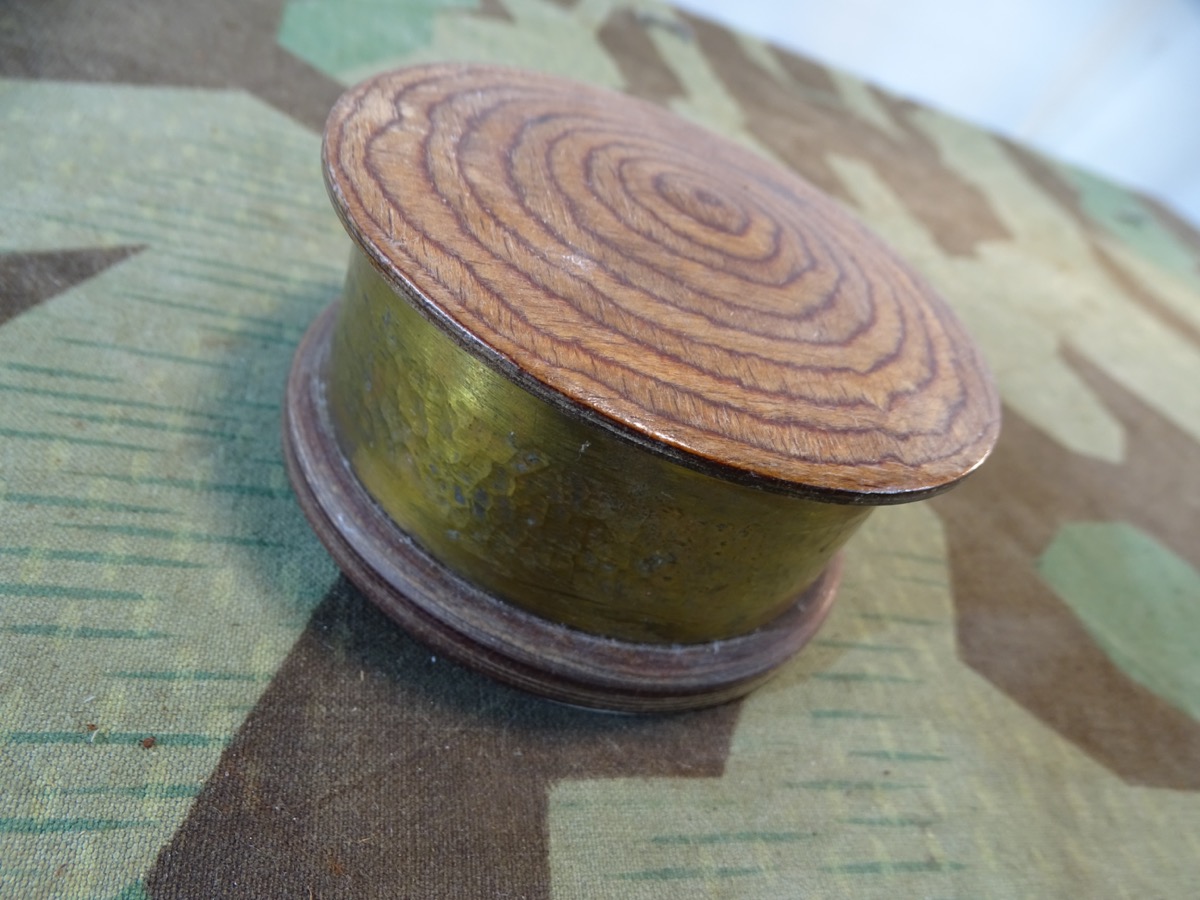 Dose mit Holzdeckel mit Buntmetall Kartuschen Wand- Nachkriegsnutzung - Schwerter zu Pflugscharen