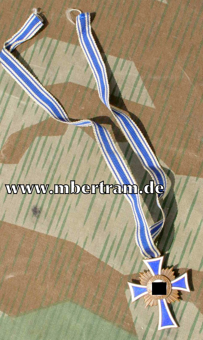 Mutterkreuz in bronze, m. Band, Emaillschaden.