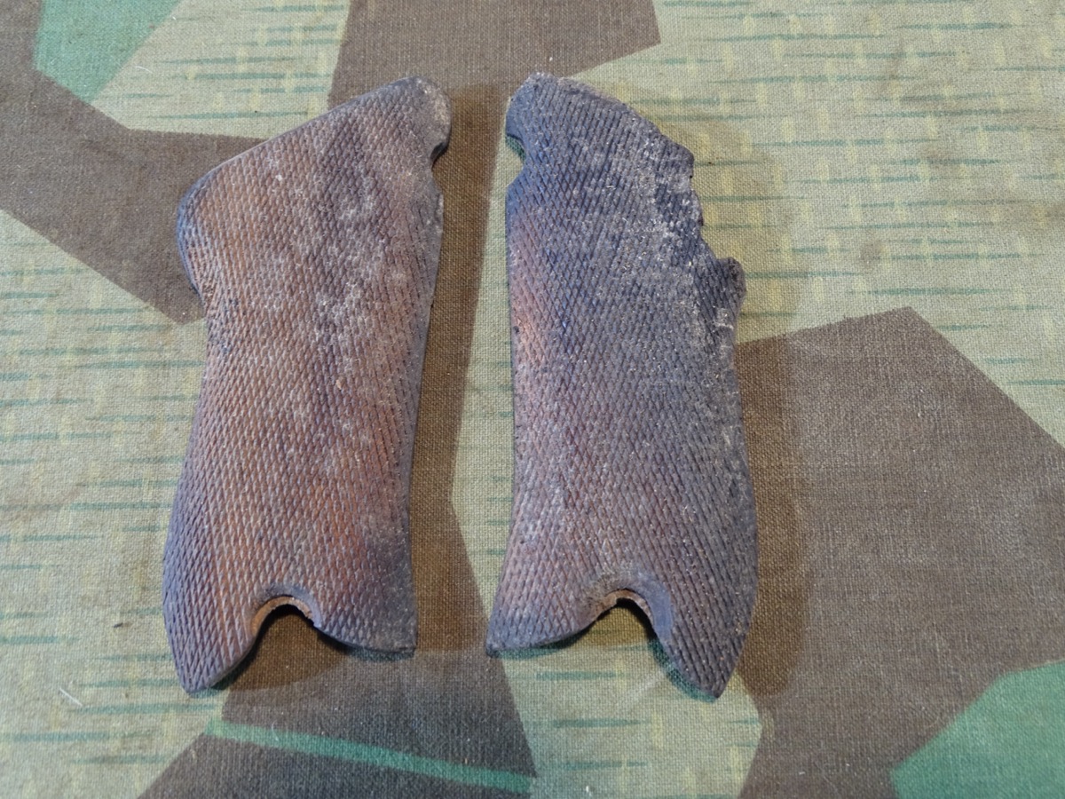 Pärchen Original P 08 Griffschalen. Holz, gebraucht, Fehlstelle Pärchen Original P 08 Griffschalen. Holz, gebraucht, Fehlstelle