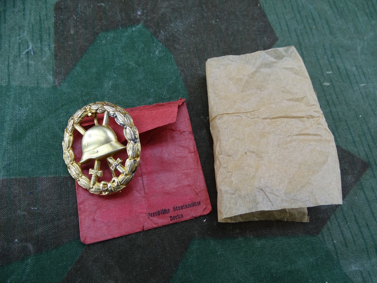 Verwundeten Abzeichen in Gold 1914-1918, durchbrochen. Buntmetall, Packpapier, Tüte pr. Staatsmünze Verwundeten Abzeichen in Gold 1914-1918, durchbrochen. Buntmetall, Packpapier, Tüte pr. Staatsmünze