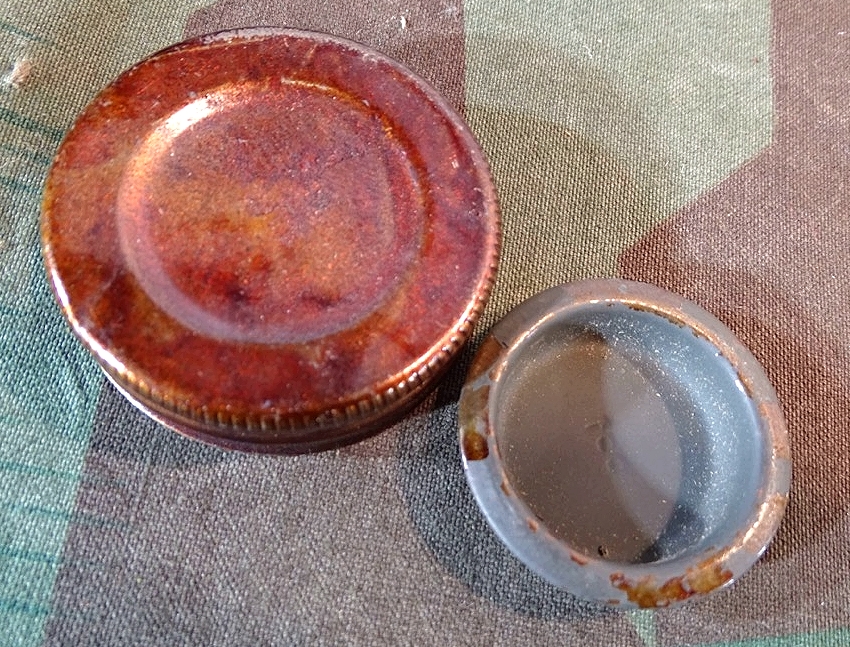 Wehrmacht : Unterer Verschlussdeckel  und Schraubkappe für Gasmaske Filter FE 41 / FE 42