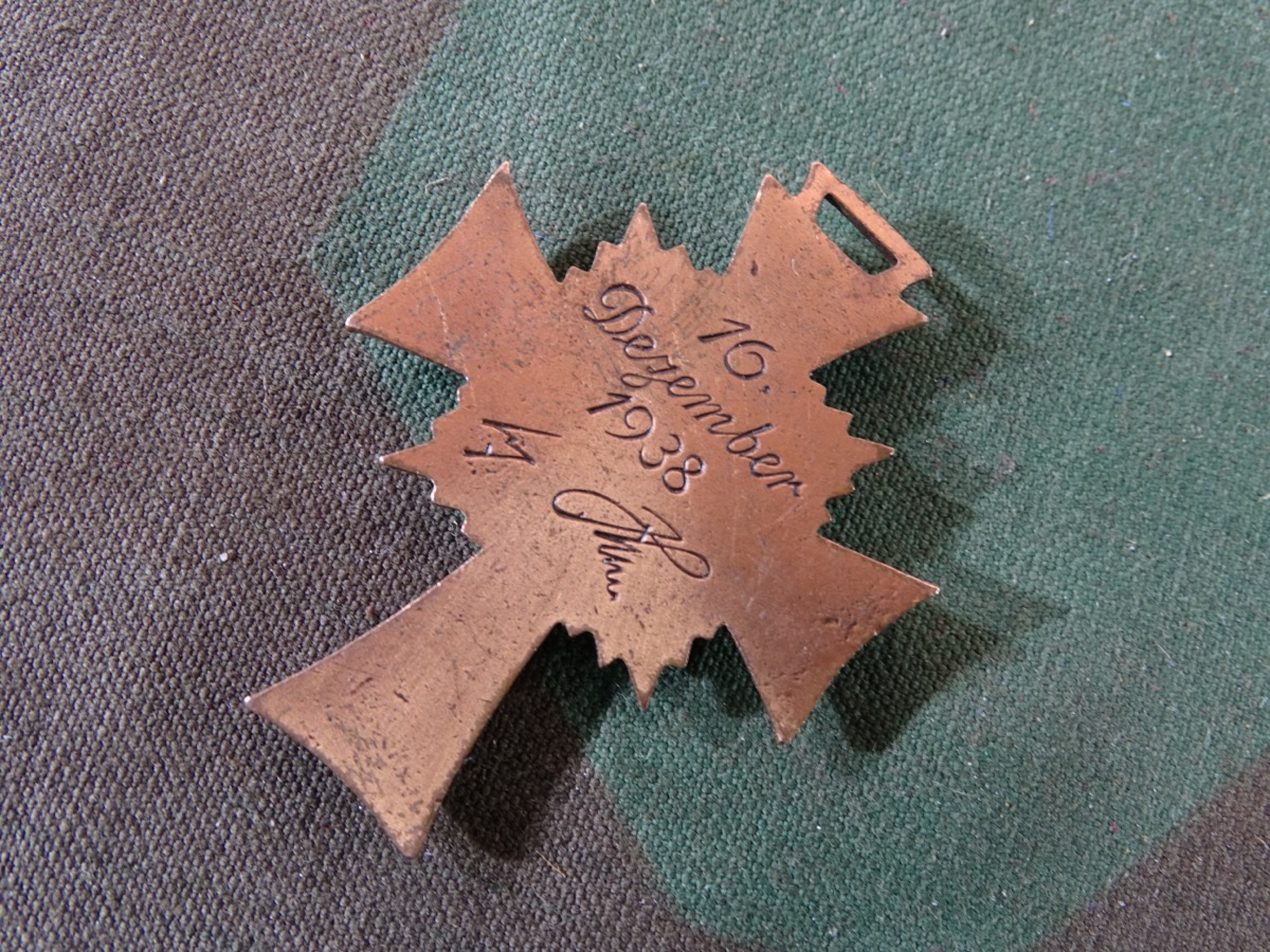 Mutterkreuz / Ehrenkreuz der Deutschen Mutter in Bronze. Mutterkreuz III.Stufe. Emaillechips