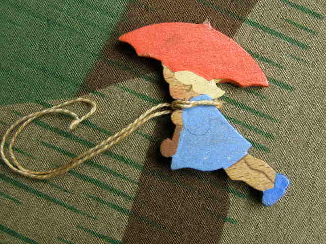 WHW, Mädchen mit Regenschirm, Dez. 1938. Holzabzeichen