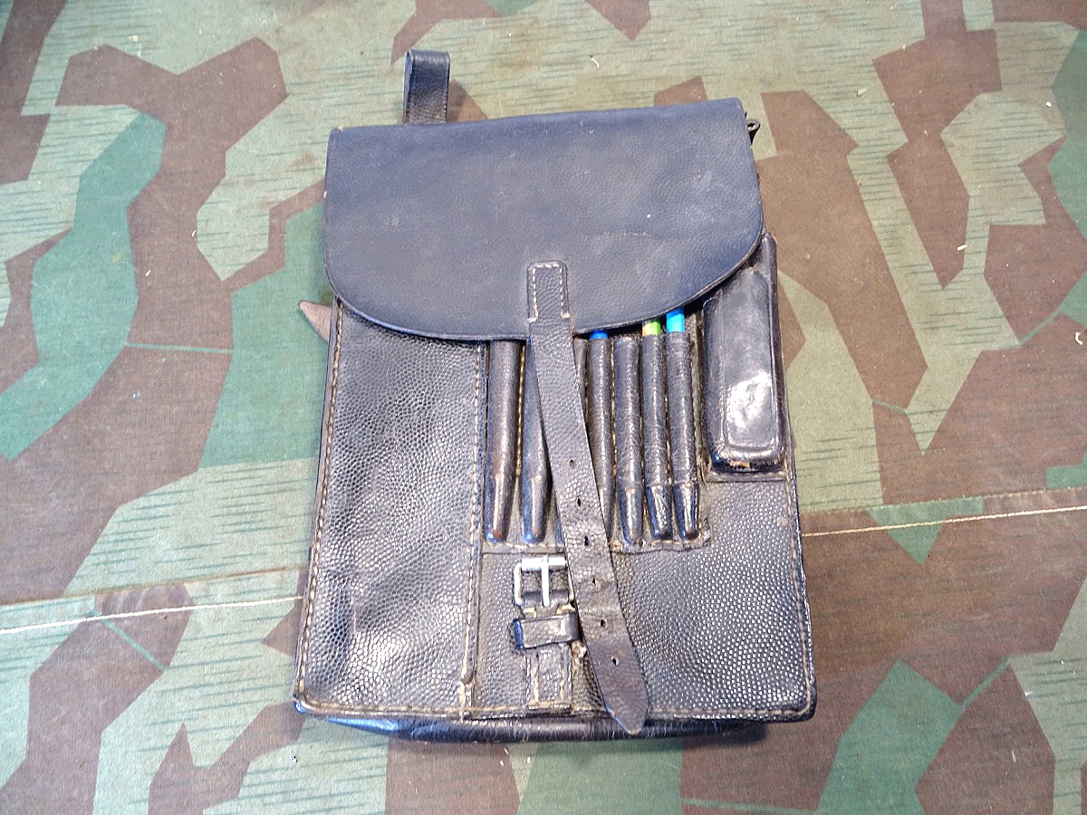 Schwarze Leder Kartentasche der Luftwaffe LBA ( S) mit diversem alten Inhalt. 