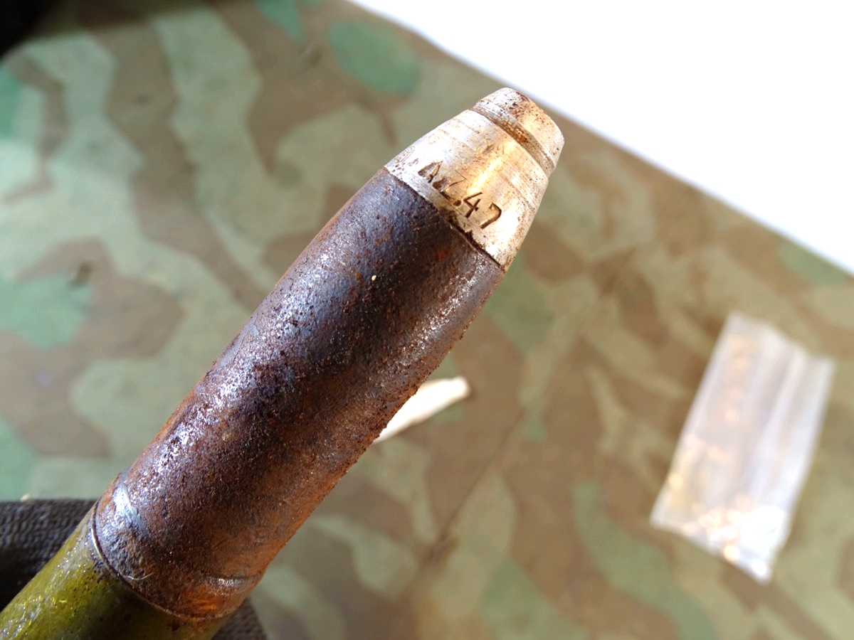 2 cm Flakgranate mit lackierter Stahlhülse, Aluzünder, Ladungs Säckchen