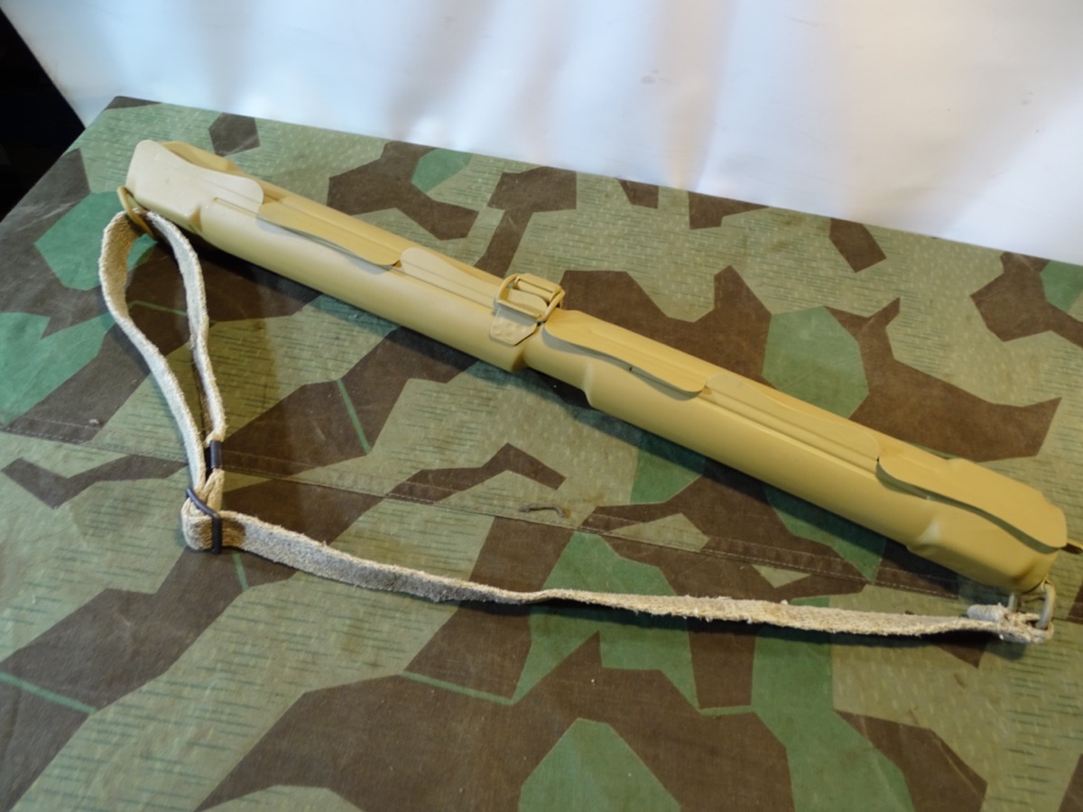 Replik: lehmgelber Wehrmachts u .Waffen SS Laufschützer 42/ Ersatzlaufbehälter MG 42 mit Tragegurt