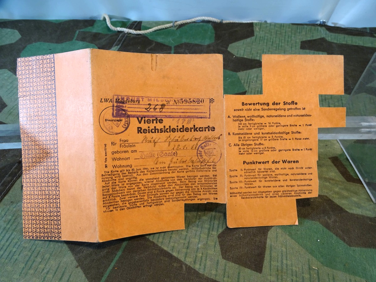 Vierte Reichskleiderkarte Halle / Saale, 1943