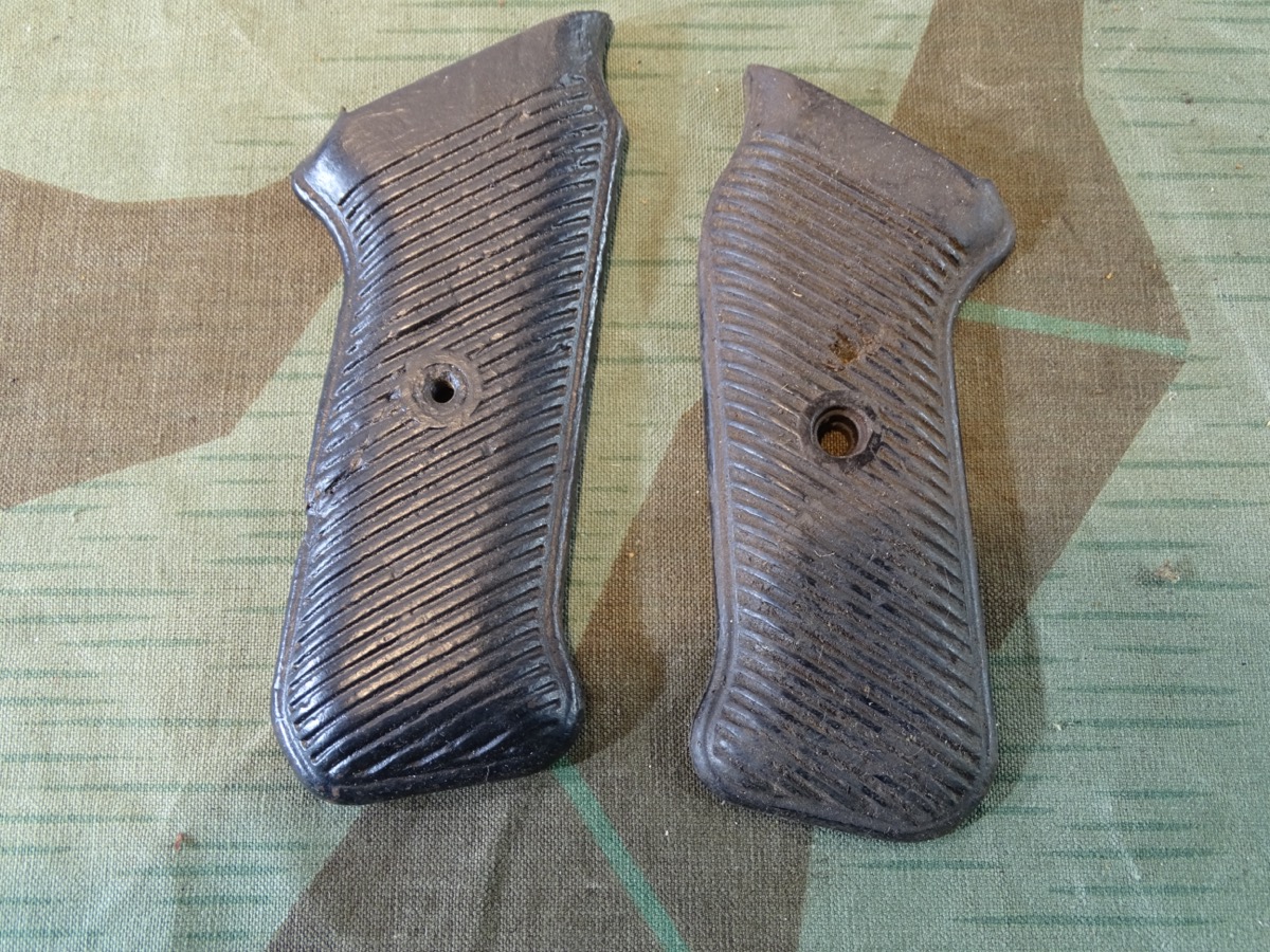 Pärchen Griffschalen für die MP 40, braunes Bakelit. Ohne Schrauben