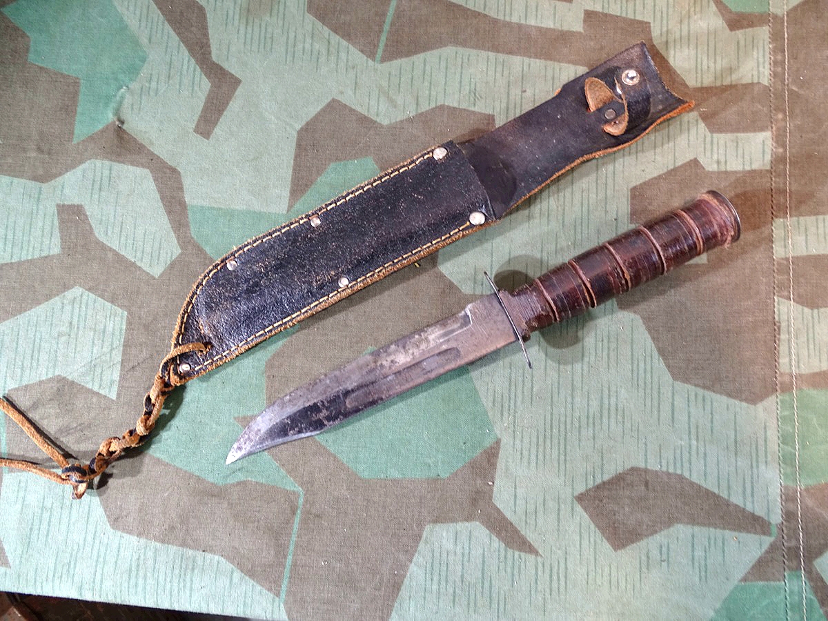 Altes Kampfmesser mit Ledergriff und Bowieklinge, Baumuster US Marine Corps Kampfmesser. 