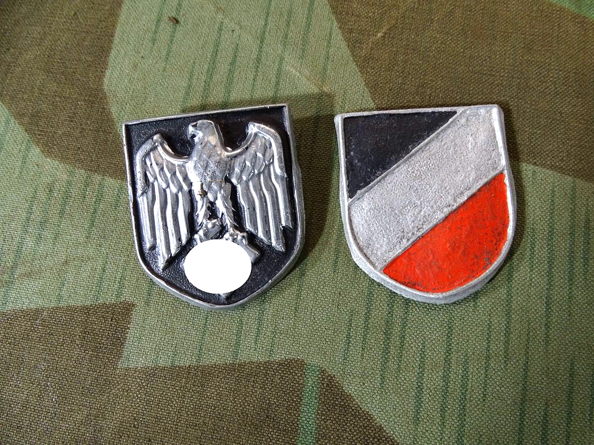Pärchen Wappen für Wehrmachts Tropenhelm, frühe Stücke, Buntmetall lackiert, alle Splinte