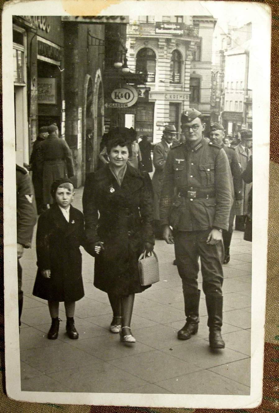 WH Soldat W-Elberfeld vor dem Schwebebahnhof ca. 1942.