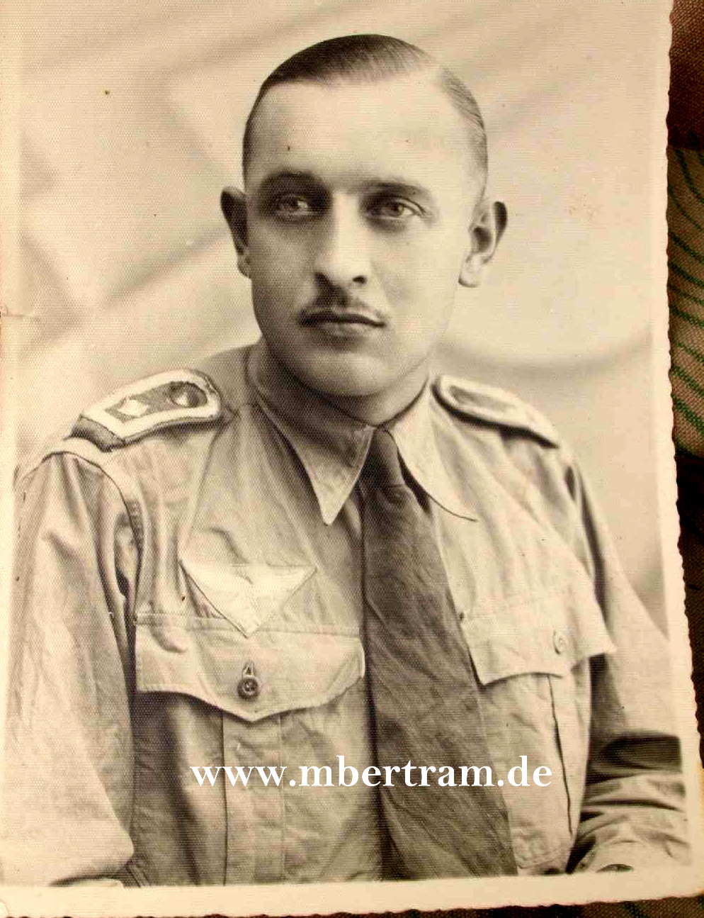 Portrait Foto - Luftwaffen Feldwebel mit Tropenhemd