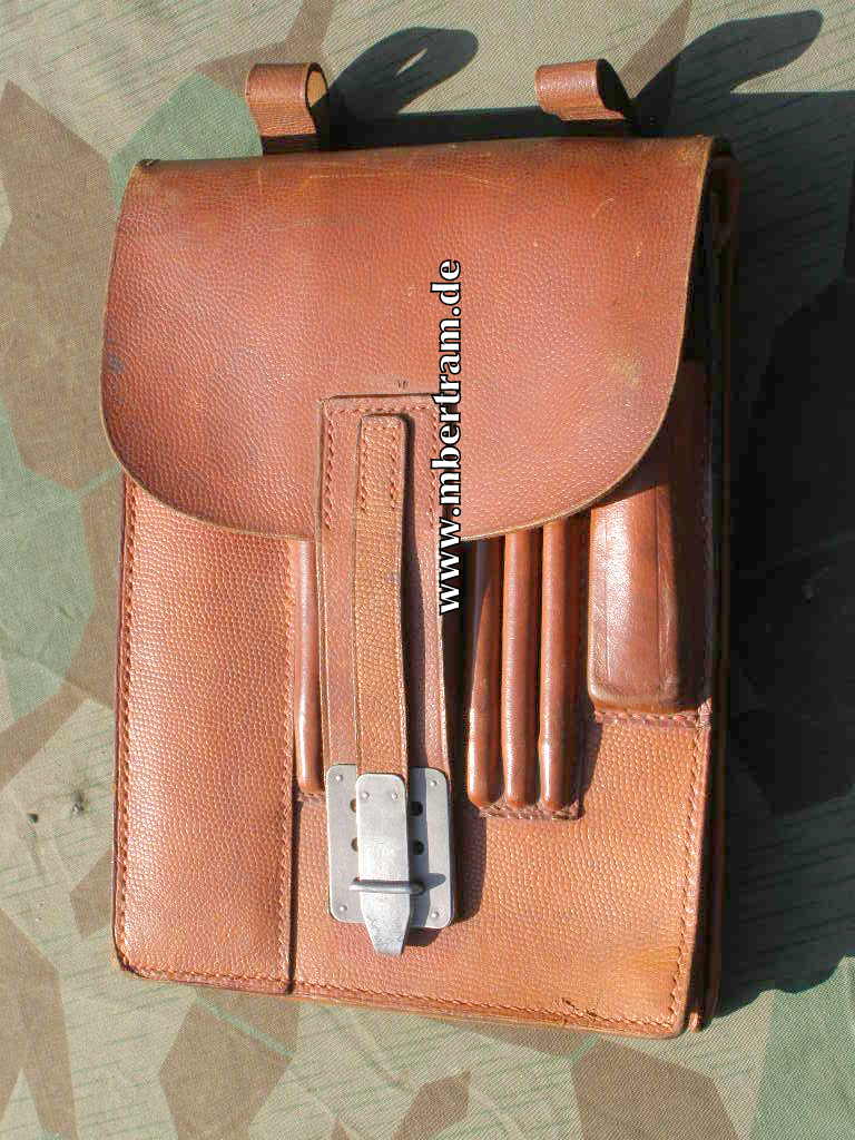 Wehrmacht: braune genoppte Leder Kartentasche mit Inhalt