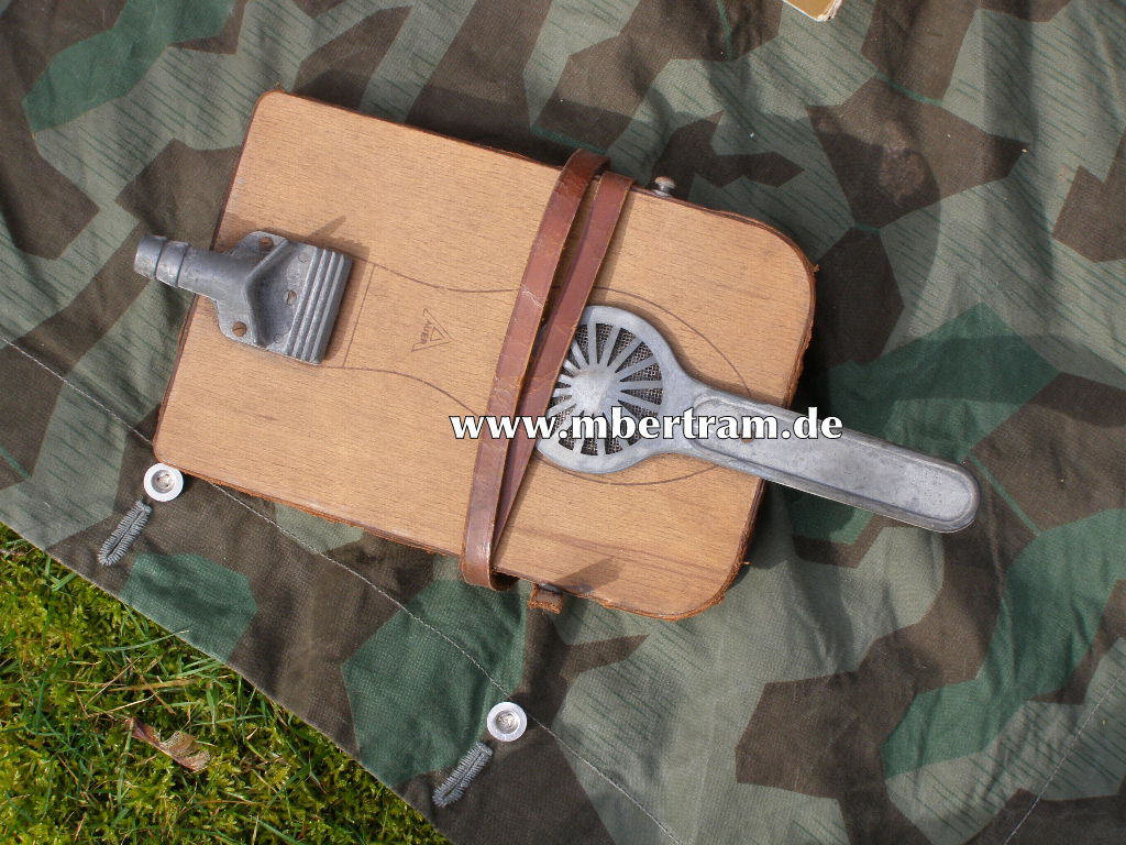 13516-13 Komplettes Luftschutz Gasjäckchen mit Behelfs Karton