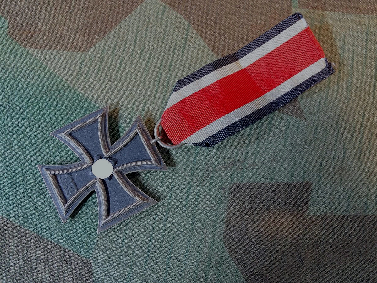 Eisernes Kreuz 2.Kl. 1939 m. Band .  Hst: "138 "für die Firma Julius Maurer, Oberstein.