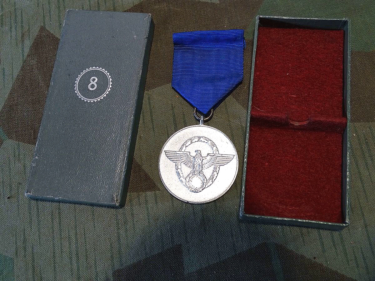 Polizei Dienstauszeichnung, 3 Stufe für  8 Jahre, Buntmetall, versilbert mit Etui