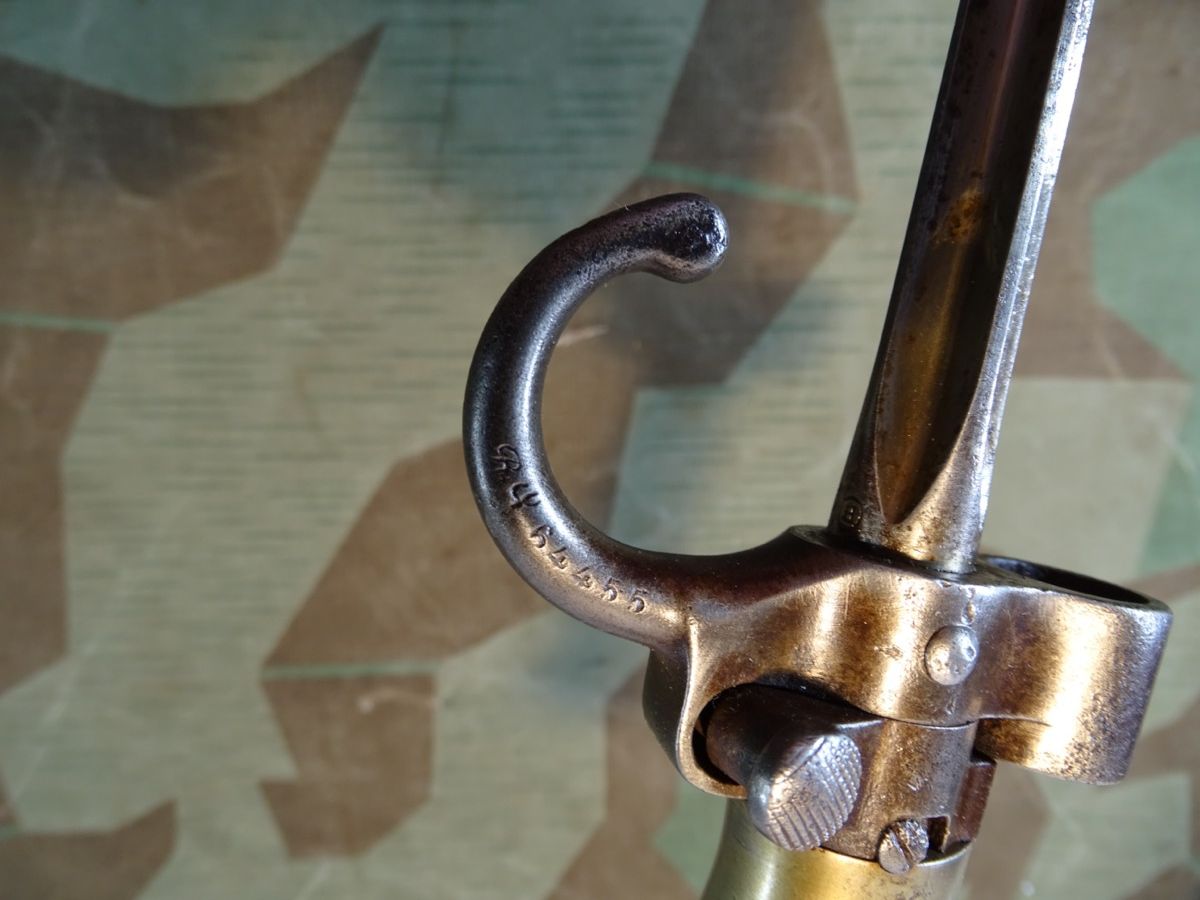 Frankreich: Frühes Lebel Bajonett M 1886, 4-kannt Klinge, Neusilbergriff, gebogene Parierstange Frankreich: Frühes Lebel Bajonett M 1886, 4-kannt Klinge, Neusilbergriff, gebogene Parierstange