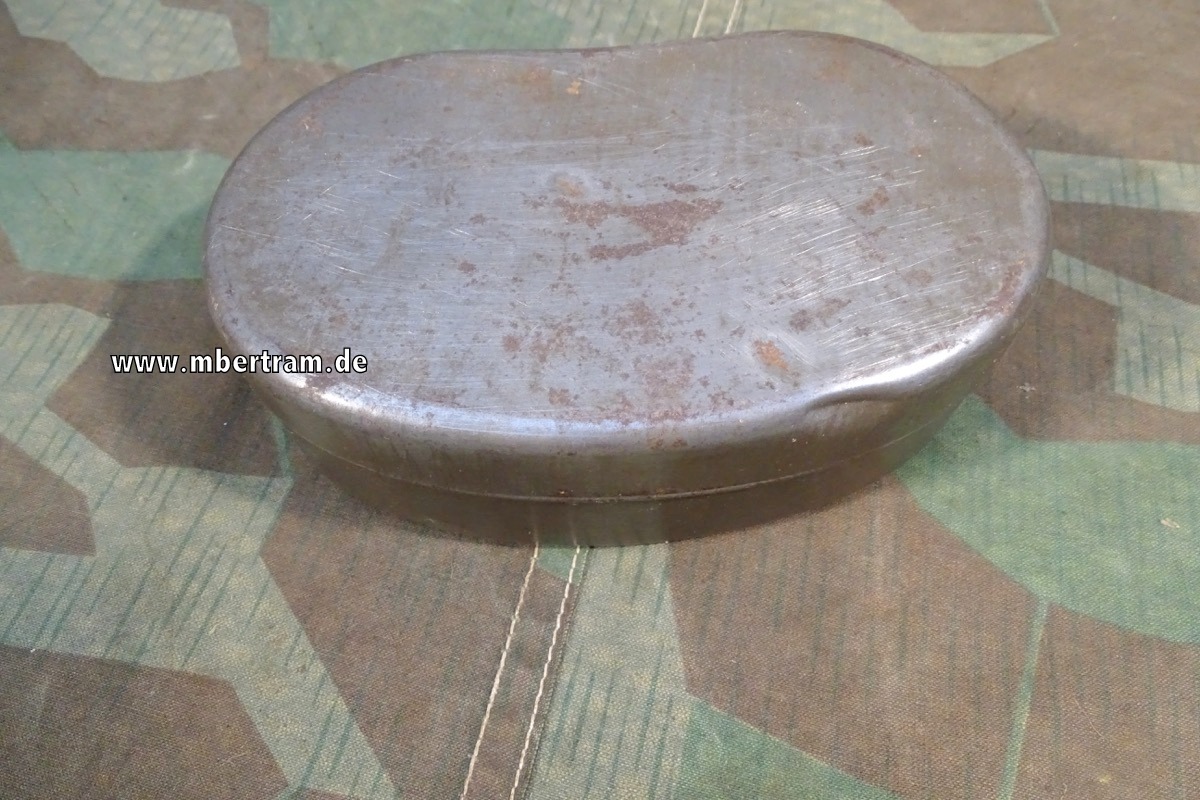19551-1 Brotdose, 1. Weltkrieg, Stahlblech grau.
