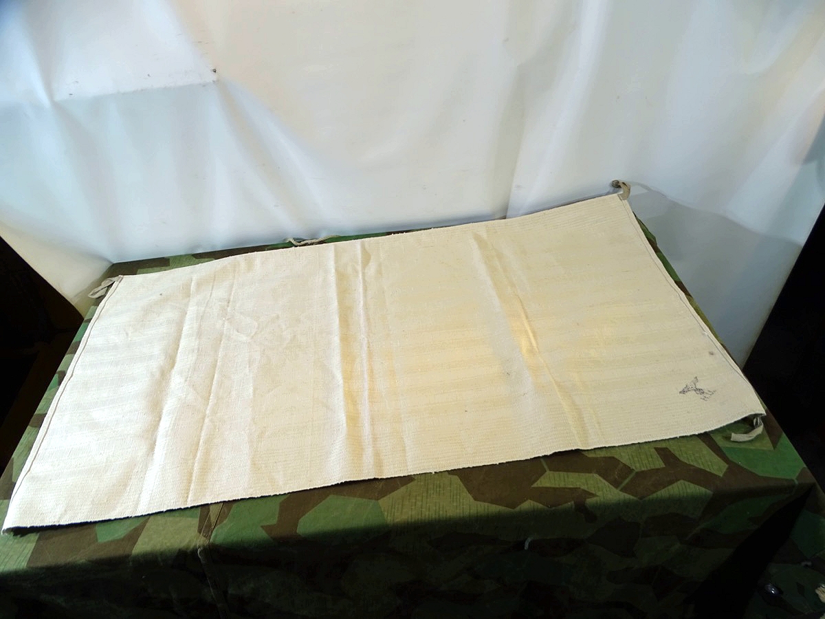 Rohweißes Leinenhandtuch, Wehrmacht, unbenutzt mit " Reichsadler H.U." , kleiner Fleck , ca. 97,5 x 52 cm