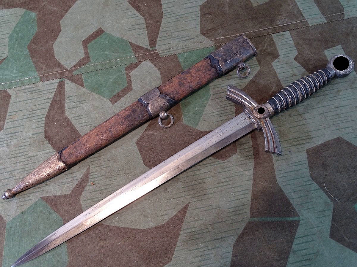 Luftwaffen Offiziersdolch 1. Modell " Borddolch " Schwere Ausführung in Neusilber. Luftwaffen Offiziersdolch 1. Modell " Borddolch " Schwere Ausführung in Neusilber.
