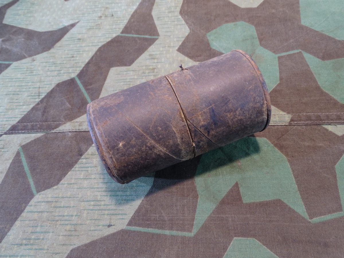 Papp Verpackung mit Blechdeckel für eine englische Eierhandgranate 2. Welkrieg " Handgrenade MK II" 