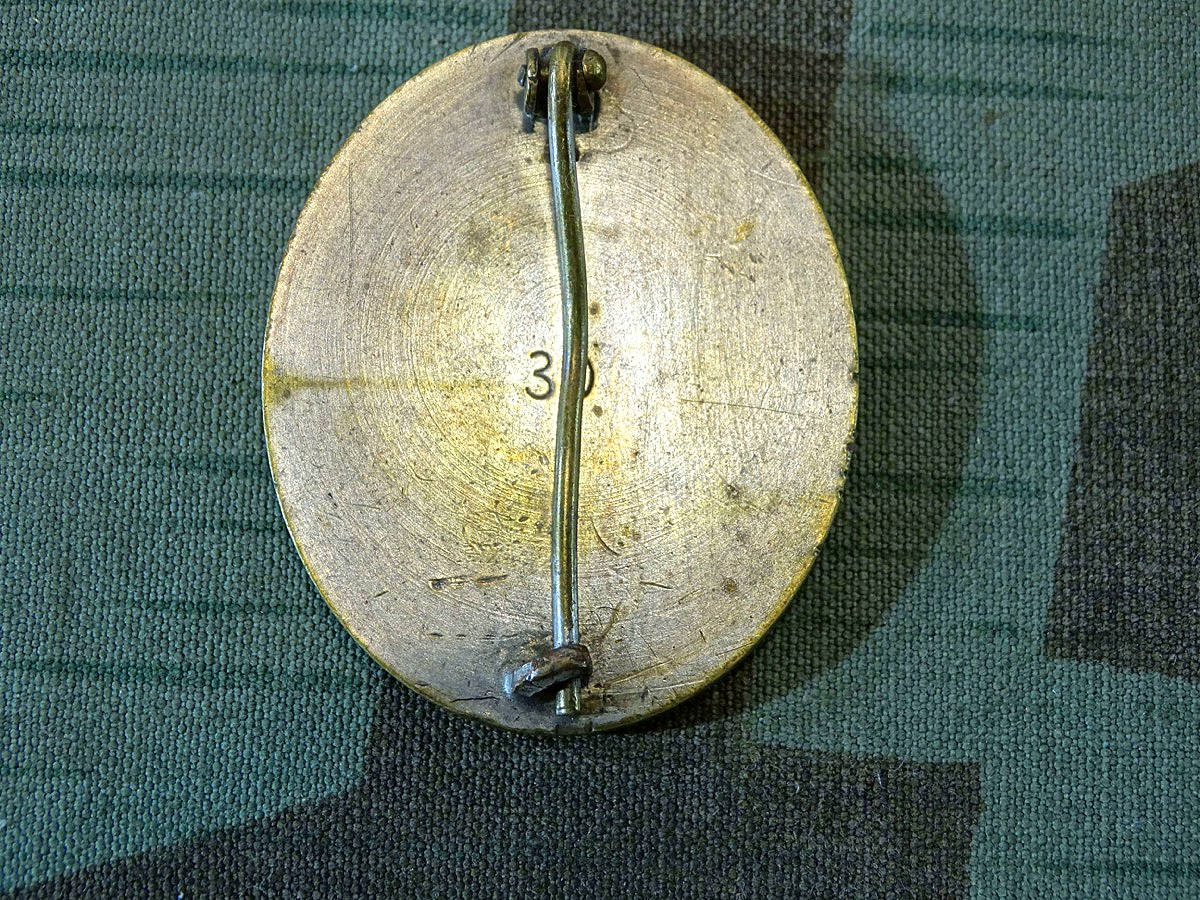 Verwundeten Abzeichen in silber, Buntmetall, Hersteller 30 Hauptmünzamt Wien, Haken beschädigt