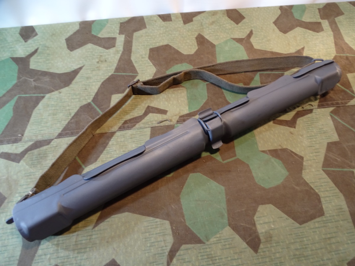 Replik: blaugrauer Wehrmachts Luftwaffen / Fallschirmjäger / LW Felddivision Laufschützer 42/ Ersatzlaufbehälter MG 42 mit Tragegurt