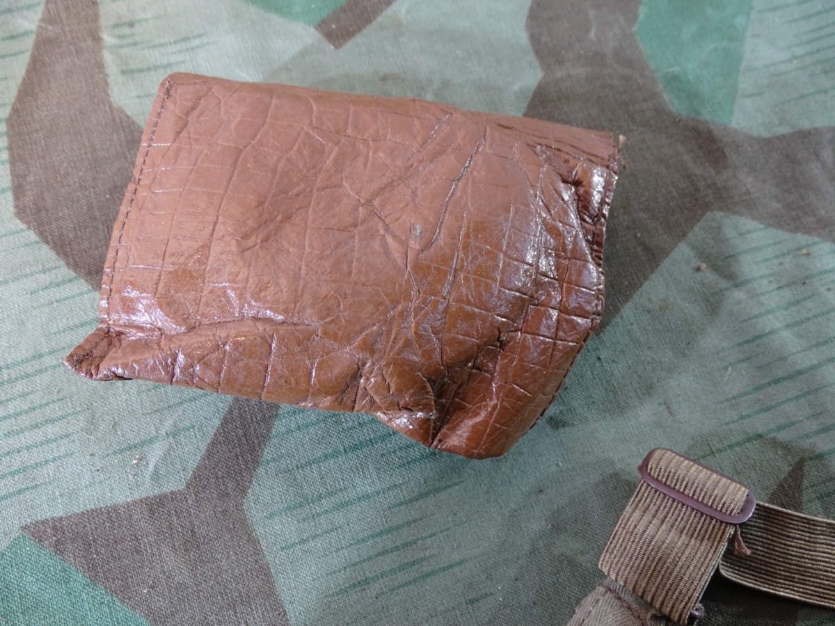 Wehrmacht Staubbrille, / Kradfahrerbrille. Braunes Leder. Getönte Gläser. Ersatzstoff Schutzhülle Wehrmacht Staubbrille, / Kradfahrerbrille. Braunes Leder. Getönte Gläser. Ersatzstoff Schutzhülle