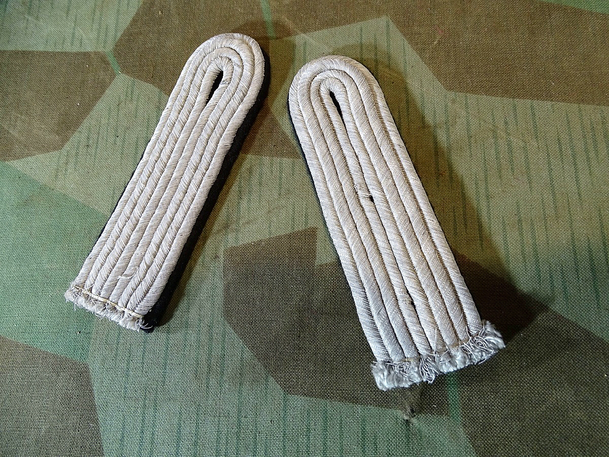 Paar Schulterklappen Leutnant Pioniere der Wehrmacht zum einnähen, schöner Zustand