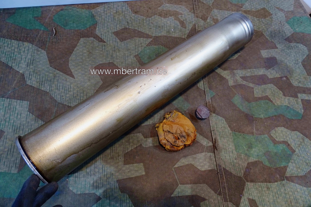 8,8 cm Flakhülse Wehrmacht, Stahl, lackiert mit Bodenzünder u. Ladungssack